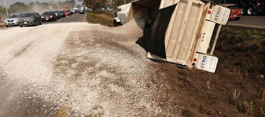 Vuelca tráiler sobre la carretera Cárdenas-Villahermosa