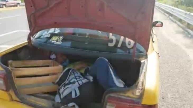 Inician procedimiento de rescisión de concesión a taxi… por llevar a pasajero en la cajuela