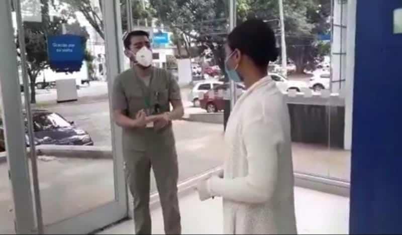 Trabajador de la salud denuncia discriminación en banco de Colombia