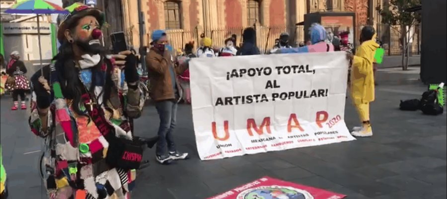 Se manifiestan artistas populares en Palacio Nacional en demanda de apoyo por afectación ante la pandemia