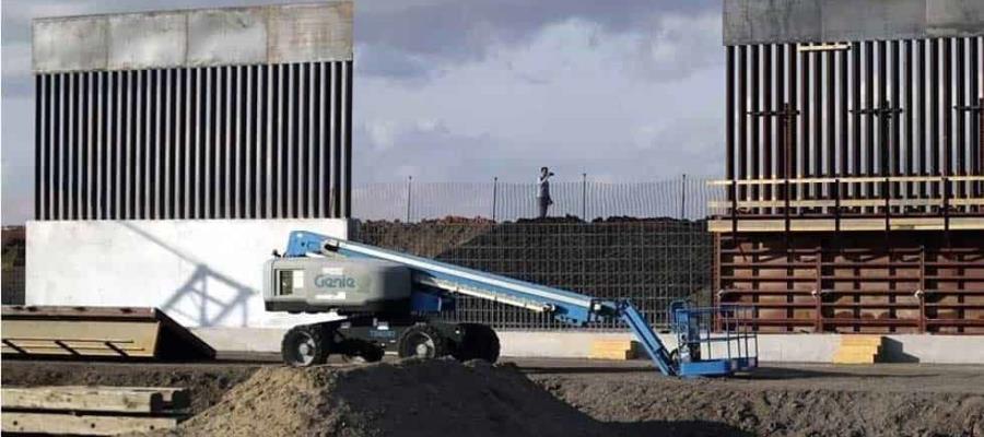 Busca Trump que muro con México se pinte de negro para que se caliente en verano y no sea trepado por migrantes