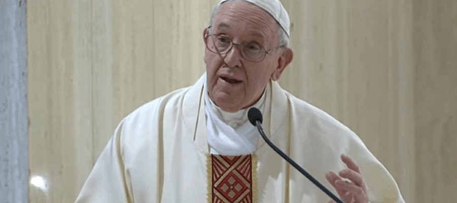 Reza el papa Francisco por comunicadores que continúan con su labor durante la pandemia