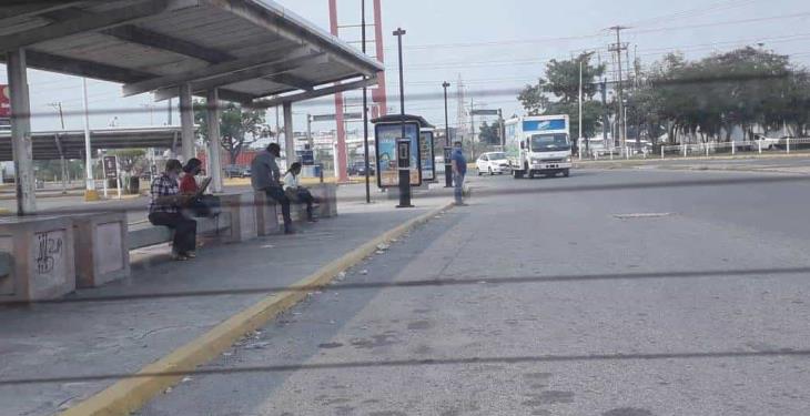 Se muestran molestos usuarios del transporte público ante nueva restricción por coronavirus