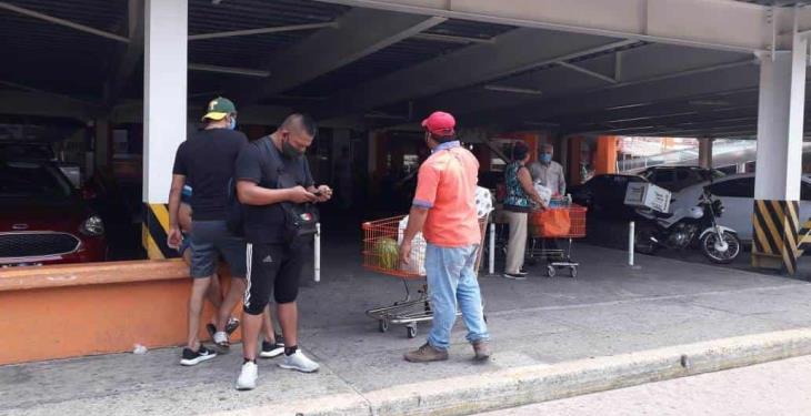 Se muestran molestos usuarios del transporte público ante nueva restricción por coronavirus