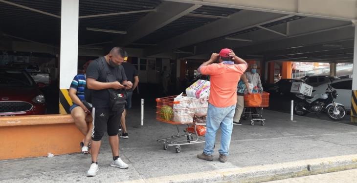 Se muestran molestos usuarios del transporte público ante nueva restricción por coronavirus