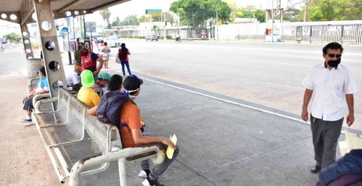 Se muestran molestos usuarios del transporte público ante nueva restricción por coronavirus
