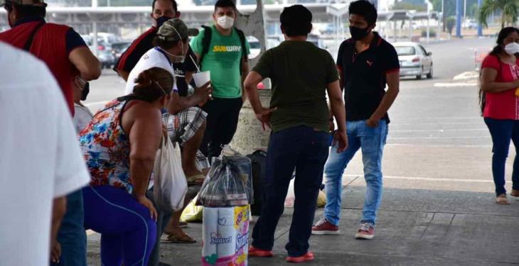 Se muestran molestos usuarios del transporte público ante nueva restricción por coronavirus