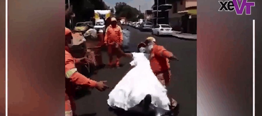 Trabajadores de limpia de la CDMX improvisan vals de XV tras encontrar vestido viejo en contenedor Trabajadores de limpia de la CDMX improvisan vals de XV tras encontrar vestido viejo en contenedor