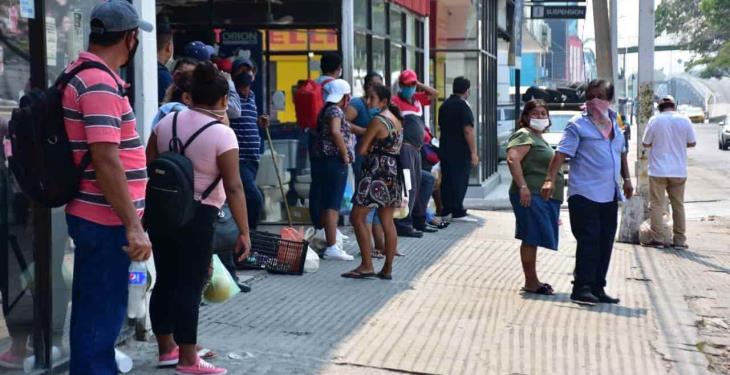 Por nuevas restricciones al transporte público, usuarios esperan por horas en paradas de Villahermosa