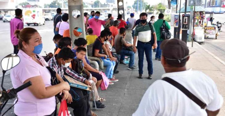 Por nuevas restricciones al transporte público, usuarios esperan por horas en paradas de Villahermosa