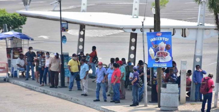 Por nuevas restricciones al transporte público, usuarios esperan por horas en paradas de Villahermosa