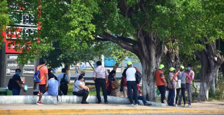 Por nuevas restricciones al transporte público, usuarios esperan por horas en paradas de Villahermosa