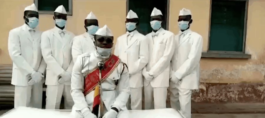 Quédate en casa o baila con nosotros’, mensaje de los bailarines de ataúdes a quienes no respetan la cuarentena