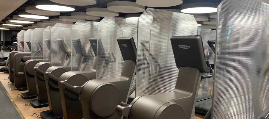 Reabren gimnasios en Hong Kong con cabinas de protección para evitar contagios de COVID-19 Reabren gimnasios en Hong Kong con cabinas de protección para evitar contagios de COVID-19