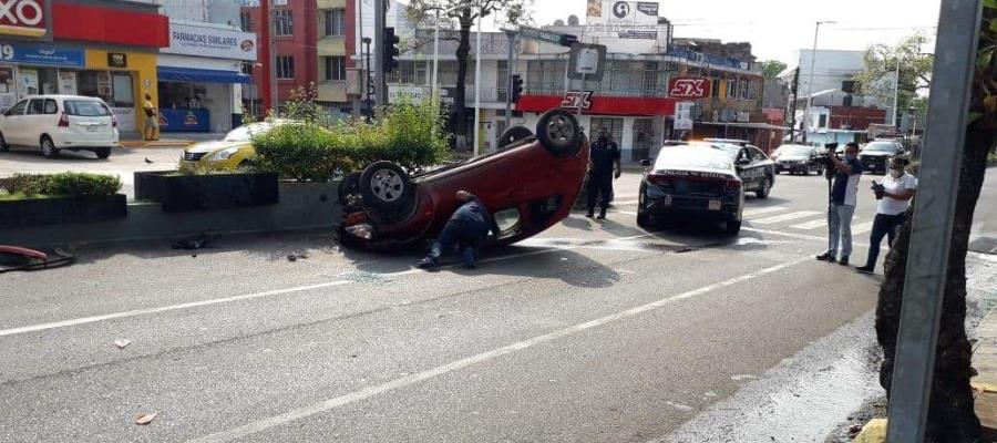 Chofer de auto volcado en Paseo Tabasco justificó que evitó chocar a otro vehículo: SSPC