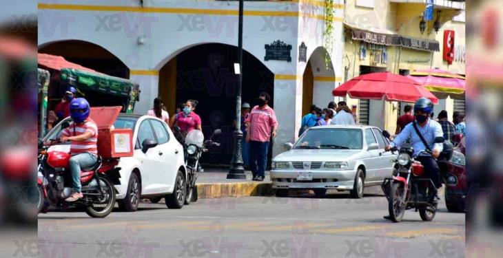 Ignoran llamado a quedarse en casa y el Centro Histórico de Villahermosa se llena de gente