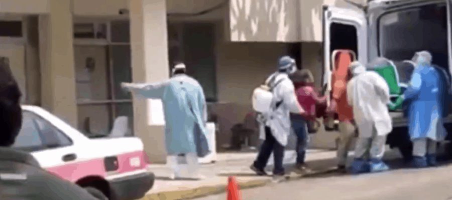 Forcejean camilleros con padres de embarazada con coronavirus la trasladaban a clínica en Veracruz