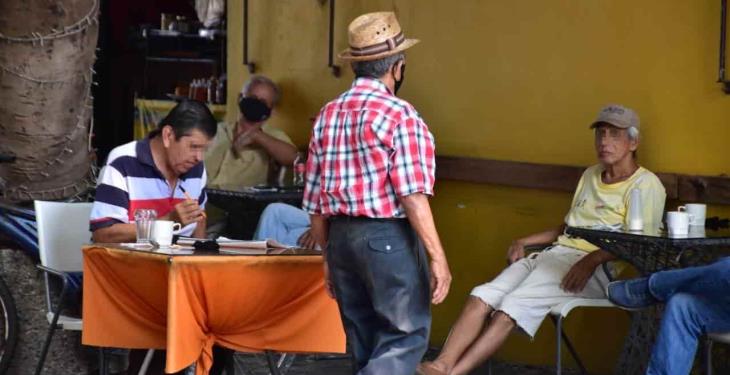 FOTO GALERÍA: Ciudadanos bajan la guardia y desacatan medidas sanitarias ante el COVID-19