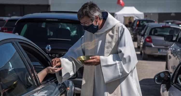 Celebran en Francia misa en coche ante pandemia; asisten cerca de 500 fieles Celebran en Francia misa en coche ante pandemia; asisten cerca de 500 fieles
