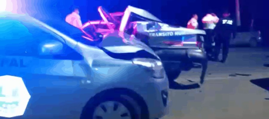 Choque de auto contra patrullas de Tránsito en Comalcalco deja cuatro heridos