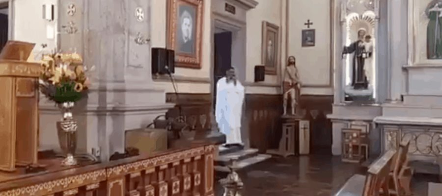 El Papa Francisco sorprende a sacerdote mexicano con llamada en plena misa