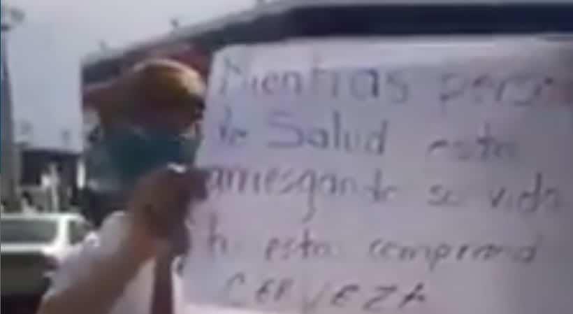 Se solidariza “El Bronco” con enfermera que protesta contra automovilistas que buscan comprar cerveza