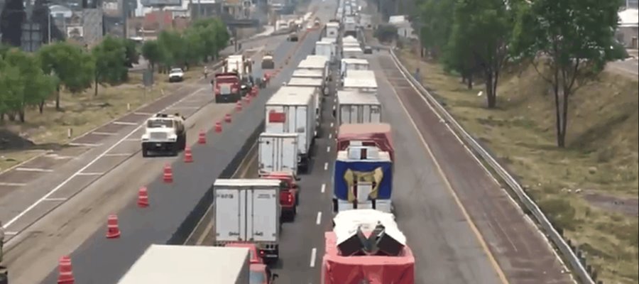 Habitantes bloquean la autopista México-Puebla para exigir destitución del edil de Coronango, Puebla