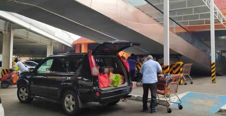 Ciudadanos se preparan para el fin de semana; supermercados registran gran afluencia