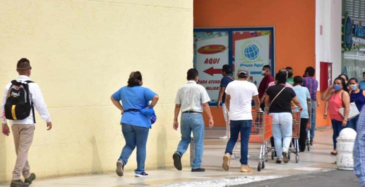Ciudadanos se preparan para el fin de semana; supermercados registran gran afluencia
