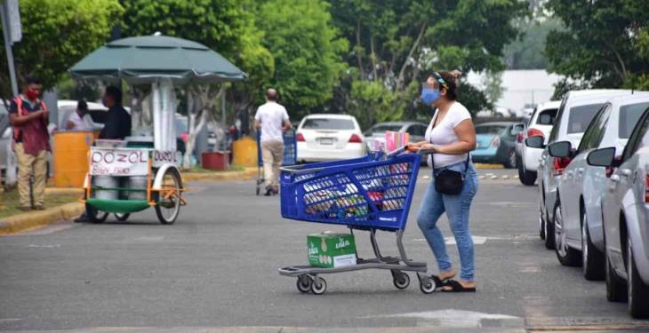 Ciudadanos se preparan para el fin de semana; supermercados registran gran afluencia