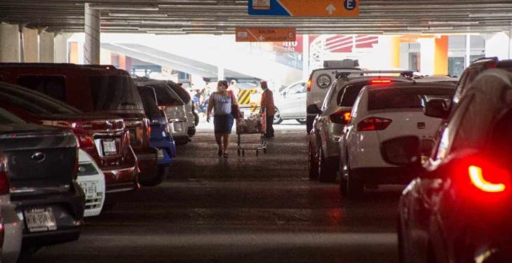 Ciudadanos se preparan para el fin de semana; supermercados registran gran afluencia