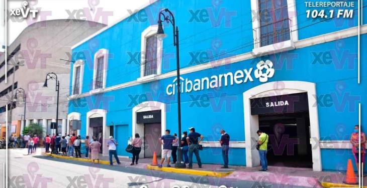 Bancos lucen abarrotados, previo a la nueva suspensión de comercios en Villahermosa