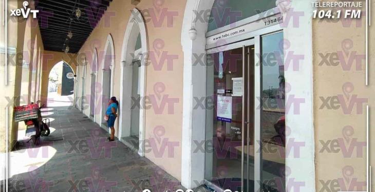 Bancos lucen abarrotados, previo a la nueva suspensión de comercios en Villahermosa
