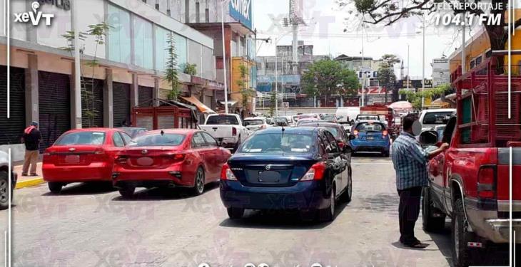 Bancos lucen abarrotados, previo a la nueva suspensión de comercios en Villahermosa