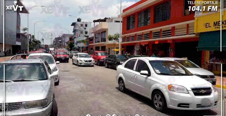 Bancos lucen abarrotados, previo a la nueva suspensión de comercios en Villahermosa