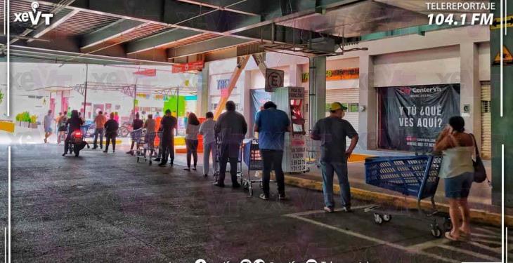 Bancos lucen abarrotados, previo a la nueva suspensión de comercios en Villahermosa