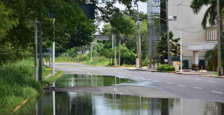 Cierre de comercios y lluvias reducen movilidad en la calles de Villahermosa Cierre de comercios y lluvias reducen movilidad en la calles de Villahermosa