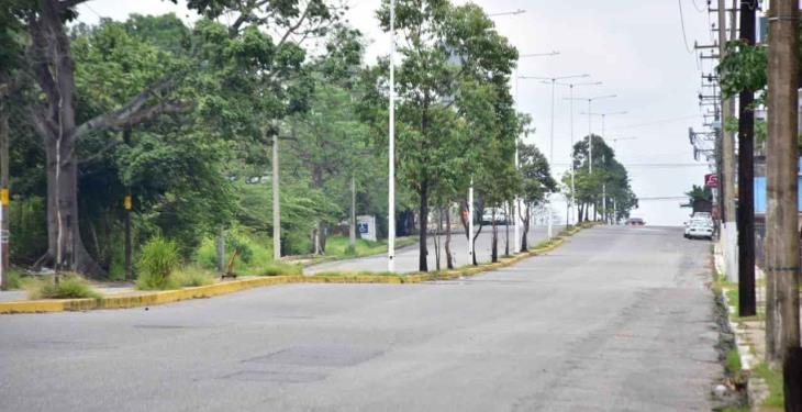 Cierre de comercios y lluvias reducen movilidad en la calles de Villahermosa Cierre de comercios y lluvias reducen movilidad en la calles de Villahermosa