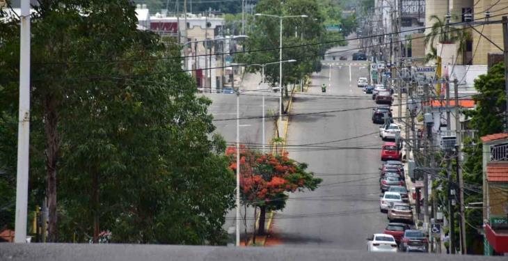 Cierre de comercios y lluvias reducen movilidad en la calles de Villahermosa Cierre de comercios y lluvias reducen movilidad en la calles de Villahermosa