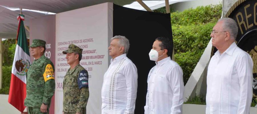 Deposita AMLO ofrendas florales en mar abierto para recordar a marinos caídos en el cumplimiento de su deber