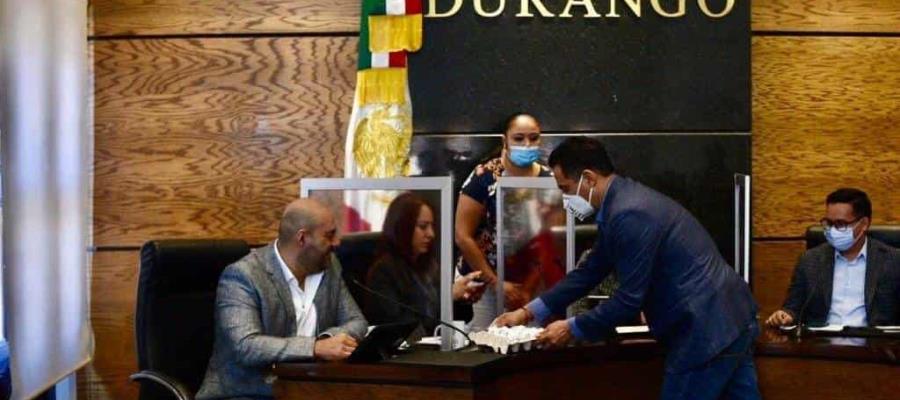 Bautizan a diputado panista de Durango como #LordHuevos por entregar una reja a su homóloga de MORENA