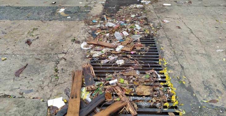 Basura termina en las alcantarillas en Gaviotas Norte