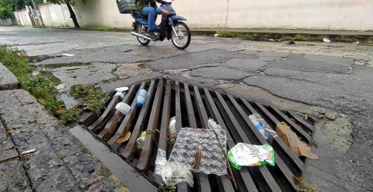 Basura termina en las alcantarillas en Gaviotas Norte