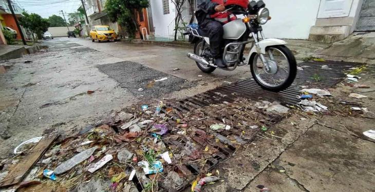 Basura termina en las alcantarillas en Gaviotas Norte