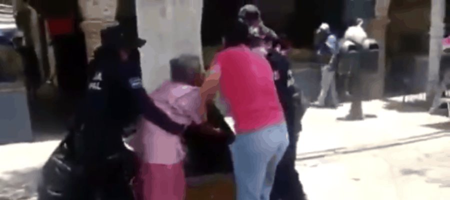 Obligan a mujer de la tercera edad a utilizar cubrebocas en Querétaro