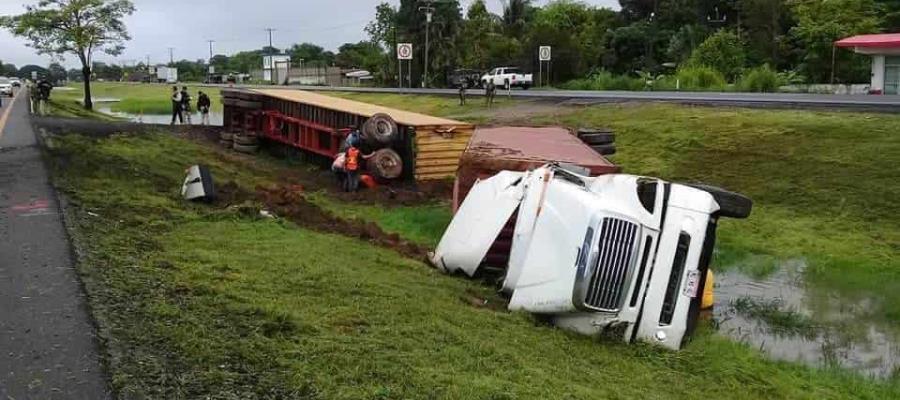 Evitan autoridades rapiña en dos tráileres accidentados en la Villahermosa-Coatzacoalcos