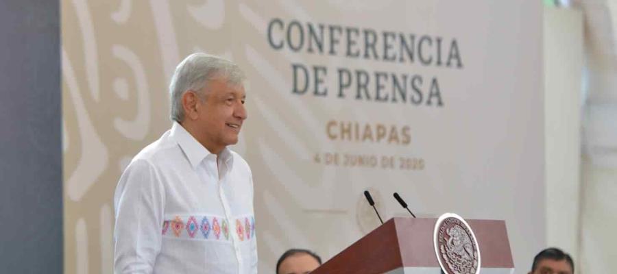 Presume Andrés Manuel su guayabera; ‘con esta no parezco el comandante Borolas’, dice entre risas