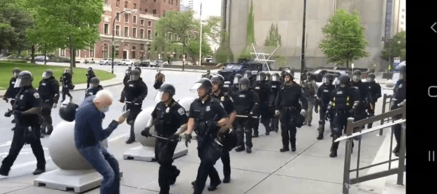 Policías de EU empujan a hombre y resulta herido en la cabeza, durante manifestación por la muerte de George Floyd