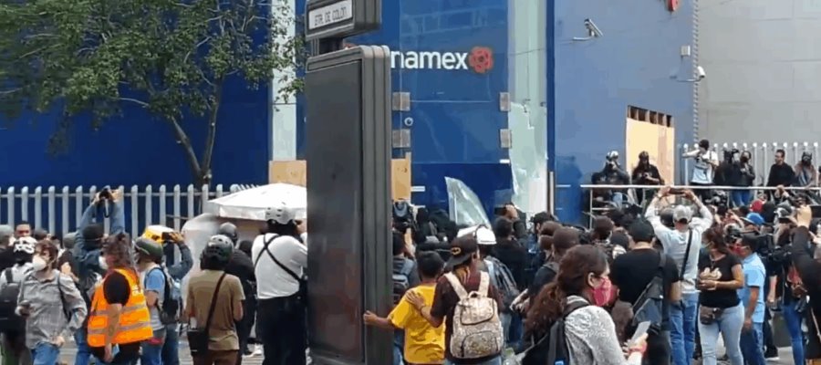 Destrozos, saqueos y pintas deja marcha a favor de Melanie en la CDMX