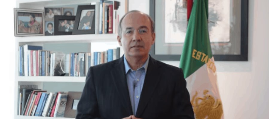 Calderón critica a AMLO ironizando con el poema Primero vinieron y usuarios le recuerdan sus omisiones.